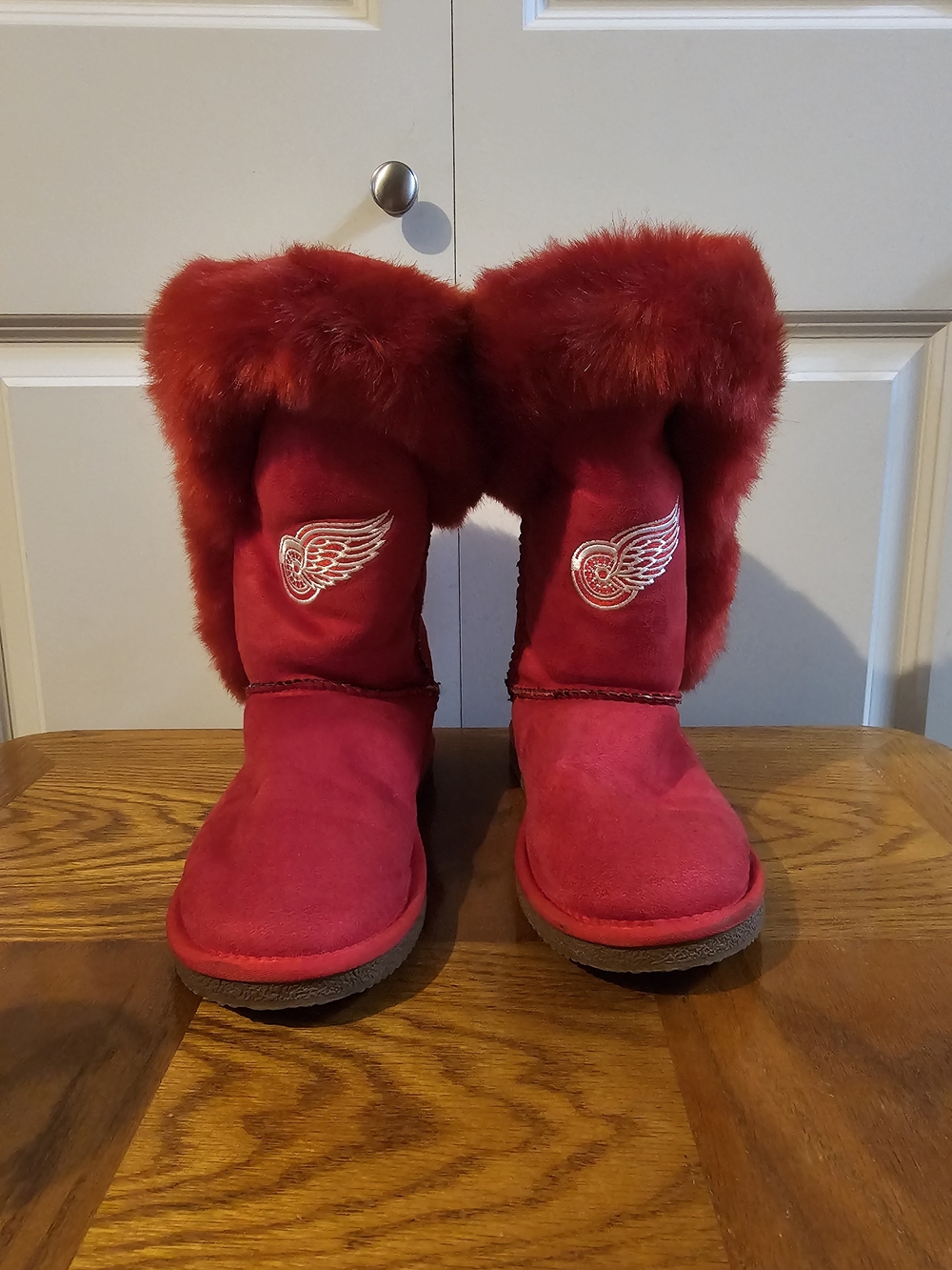 NHL Woman's Red Faux-Fur Winter Boots with RedWing Emblem Size 8